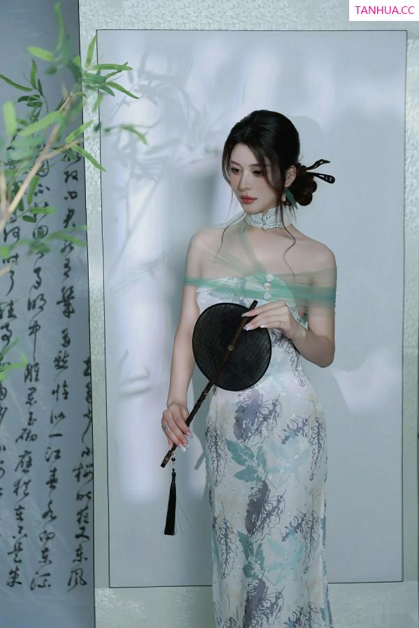   [XiuRen]高清写真图 2025.08.27 No.10694 阿依莎 浅色古风第5张图片